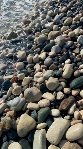 Explore the Beauty of Agate Crystals on a Beach Day