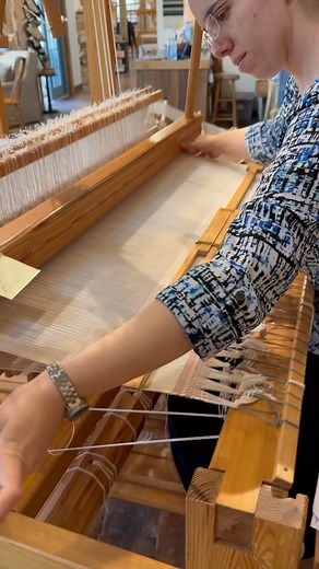 Love these cotton/hemp towels Deborah is weaving by @lunaticfringeyarns woven in a twill variation. Can’t wait to see what they are like after they are washed up! Maybe they will be on the loom for “Weaving Extravaganza.” DM if you want to be on the mailing list for this. . . #handwoventowel #handwoventowels #weaversoftexas #weaversofinstagram #homesteadfibercrafts #cottonhemp | Homestead Fiber Crafts