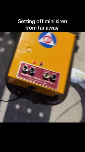 Setting off mini siren from far away #TornadoSiren #sirentestingplace #airraidsirentest #fyp #tornadosiren #sirentest #sirens #airraidsiren #siren #civildefense #tornadowarning #federalsignal #thunderbolt #whelen#yamahamusicsiren #yamaha #airraidsiren