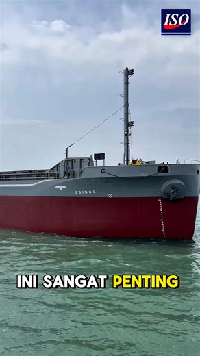 ⚓ Hull, Draft, dan Freeboard — Trio Penting Penentu Keselamatan Kapal! 🔹 Hull: badan utama kapal yang menahan seluruh beban. 🔹 Draft: kedalaman kapal yang terendam air. 🔹 Freeboard: jarak antara permukaan air dan dek utama kapal. Tiga hal ini wajib diperhatikan untuk menjaga stabilitas, daya angkut, dan keamanan pelayaran. Di PT Indo Shipping Operator, setiap pelayaran selalu diawasi dengan perhitungan yang tepat agar kapal aman, efisien, dan siap antar pulau. 🚢 Percayakan logistik Anda kepa