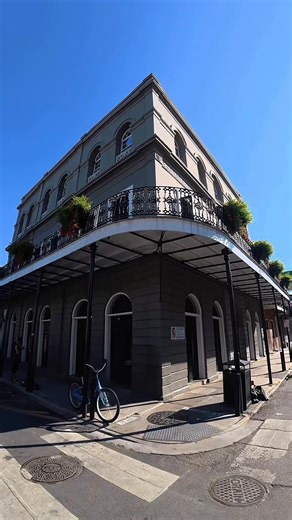 In April 1834, a fire at the LaLaurie Mansion in New Orleans exposed one of the city’s darkest chapters. Rescuers found an enslaved cook chained to the stove — she admitted she set the fire herself, choosing flames over another day of torture. That desperate act led them to a hidden attic chamber where enslaved men and women were discovered, bound and brutally mistreated. For years, Madame Delphine LaLaurie had hosted elegant parties in the home, using the laughter and music of her guests to mas