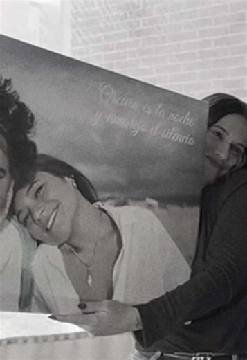 La vida es eso, vivir. A mis 31 solo puedo darle gracias a la vida por permitirme vivir mi vida con salud y amor. Y sobre todo, rodeada de mi familia, que son por quien vivo cada día. Gracias @luisdeperikin_oficial por un regalo que nos recuerda quienes somos tú y yo y el equipo que formamos juntos. Te amo. ❤️ #amor #familia #happybirthday