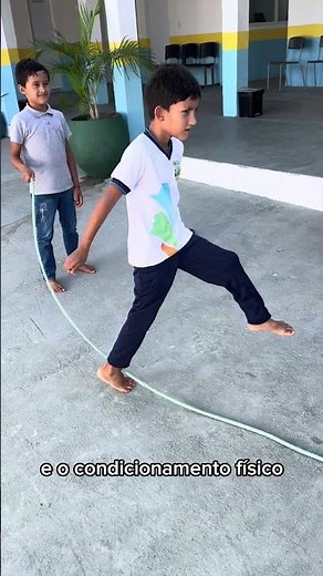 Praticando a brincadeira pular corda com alunos do ensino fundamental.