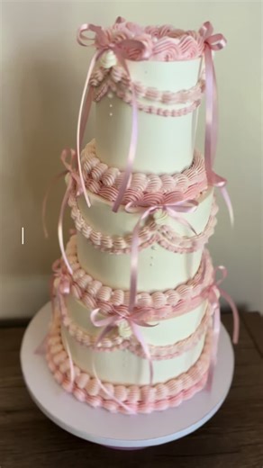 I can’t get enough of mini 2 tiers, they are so cute! #fyp #homebasedbusiness #cakedecorating #vintagecake #fypシ