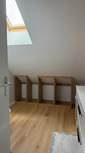 ON REPREND LES DIY et c’est du SÉRIEUX !!! 😁 Première fois que je construit un meuble de A à Z, première fois que j’utilise la scie circulaire ET première fois que je coupe une planche en biais !!! 🤯🤭 J’aime troooop ce genre de projet ❤️ Bon la prochaine fois, première fois que je pose des coulisses pour tiroir et des charnières invisibles, priez pour moi 😂 Et si vous avez des conseils, n’hésitez pas ! #diy #budgetdecor #doityourself #upcycling #diyfurniture | Flavie_peartree