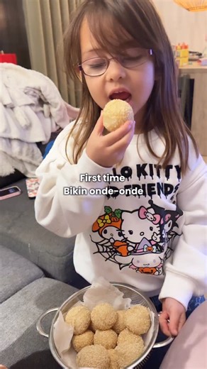 Nanda Gita on Instagram: "Pertama kali nyoba bikin onde-onde ✨ Kalau di daerah kamu namanya apa bun? Udah hampir seminggu tiba-tiba aku pengen banget makan onde-onde, jadilah bikin home made onde-onde ini 😗🫶🏻 Alhamdulillah berhasil & approved enak ✅ Yang mau resep nya komen " mau resep onde-onde " ya bun❤️"