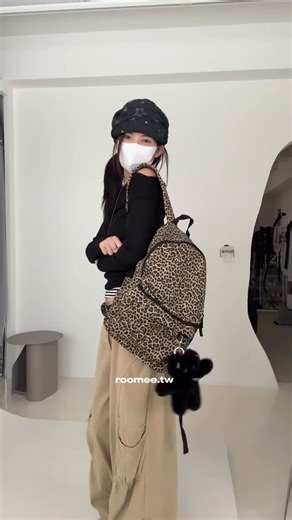 @roomee.tw on Instagram: "翻領微露肩不會過甜✨ 剛好帶一點酷感線條的一字領上衣🔍25590626 百搭兩色真的好選擇障礙!! 🔜官網新品區限時95折只到今晚"