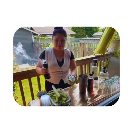 ✨ Cada movimiento, un arte. En Elixir Cocktails, la preparación de un trago es una experiencia elegante, pausada y llena de sabor. 🍸 No se trata solo de beber, sino de disfrutar el momento, los aromas y la historia detrás de cada mezcla. #ElixirCocktails #CocteleríaConEstilo #MomentoPerfecto #ArteEnCadaTrago #ExperienciaElixir | Elixir Cocktails