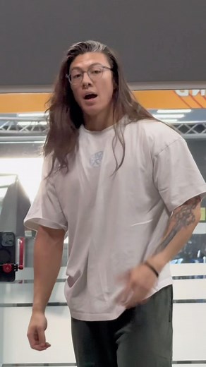 Danny Lee | Online Fitness Coach on Instagram: "Long hair and bad dance moves 😭 Haven’t posted a posing video in a while but finally feeling confident again to start practicing!"