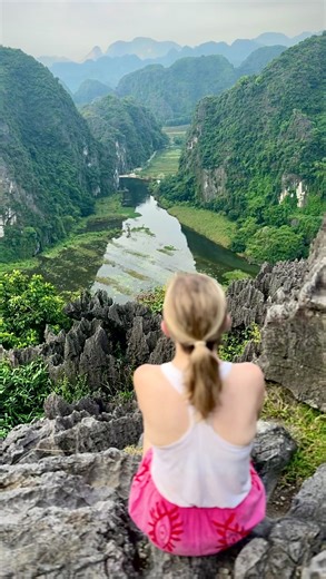 Forget sleeping👇😆 These long haul buses in Vietnam are the ultimate catfish buses. We know they look comfortable and a private cabin on wheels sounds amazing. 🛑 BUT! 🚌 Every driver of these buses almost has to be paid for their pace. You are winding around mountain roads and weaving through traffic non stop! 🌕 The bus WILL get full. You’ll more than likely have locals sleeping on the walkway right next to you, hopefully you’re lucky enough to have a curtain. Not all of the buses do and it c