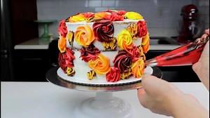 Finally sharing some fall inspired cakes!! The decoration of this cake is inspired by the amazing Milk and Water Baking Co., and the recipe for this cinnamon spice apple pie cake is up on chelsweets.com 🍂🎂🍁 | Chelsweets