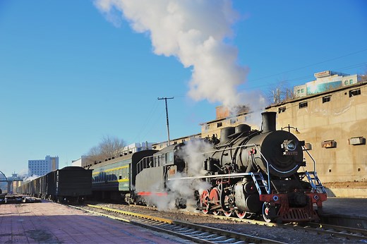 【中国最后准轨蒸汽机车】901次上游SY1772+SY1770蒸汽机车推挽旅游专列调兵山站鸣笛喷烟发车