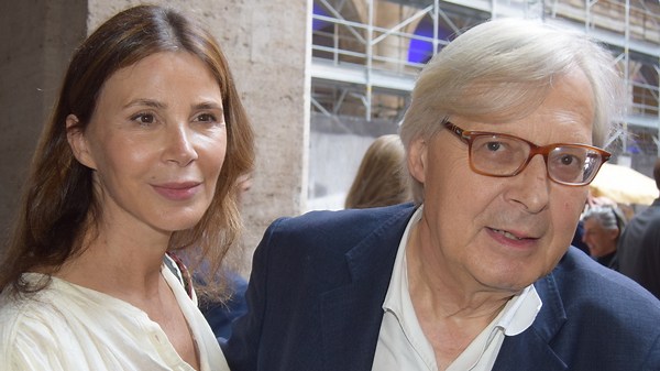 Vittorio Sgarbi, la compagna attacca sua figlia Evelina: "Non si fa scrupoli"
