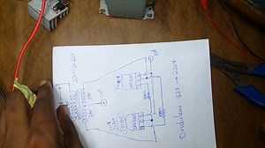 ADIEU GROS TRANSFO ! ⚡️ Fabriquer un Convertisseur 12V-220V Compact avec Transformateur Chopper. Ce tutoriel avancé en électronique vous guide à travers la construction et le test d'un convertisseur DC 12V vers AC 220V en utilisant un transformateur choppeur (à découpage) bobiné maison. Ce composant est une solution moderne et compacte pour remplacer les anciens transformateurs basse fréquence, volumineux et encombrants. Nous réalisons un premier essai en alimentant ce transformateur (utilisé en