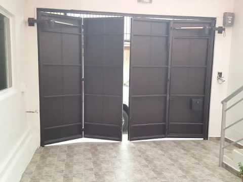 Puerta plegadiza de 4 hojas.
