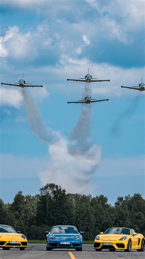 Today we are breaking down a maneuver many of you asked about: the “Drunken Pilot” 👨🏻‍✈️ Why this name? Is the pilot really drunk and struggling to control the aircraft? 🤣 Of course not. This is a figure of advanced aerobatics, one of the most difficult and technically demanding. The jet seems to wobble in the air, rolling onto its wing, suddenly pitching up or down, creating for the audience the illusion of lost control. ☝🏼To create this illusion the pilot must calculate angles, speed and a