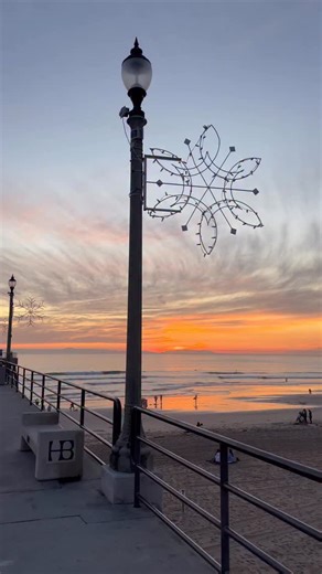 It’s that time of year to light up the HB Pier! ✨⭐️ Join Waymakers and the Huntington Beach community at the annual Light a Light of Love Pier Lighting on December 7, 2025, from 4PM-6PM at Pier Plaza! 🤩🙌 This annual celebration benefits the Waymakers Huntington Beach Youth Shelter, an emergency crisis and intervention program for abused, homeless, and struggling children ages 11 to 17 focusing on family reunification. 🤝 There are 80 snowflakes that light up the Huntington Beach Pier, and each