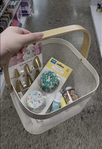 Ready to get baking for Easter 🧁🐰 Pastel colours, sprinkles and cute foil cases. Everything you need to turn simple treats into something a little bit magic. #easterbaking #easterinspo #eastercupcakes #bakingsupplies #cupcakedecorating