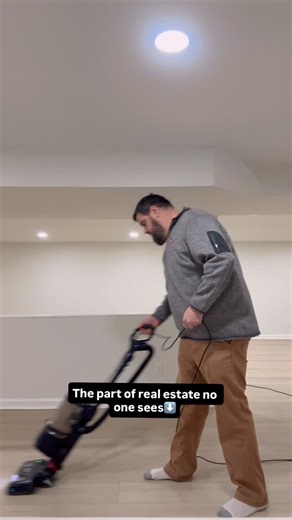 ‼️This is the part of real estate nobody talks about… the vacuum lines.‼️ You see a “For Sale” sign. I see every tiny detail that makes your Southern Indiana or Greater Louisville home show its best. 🤔This is me vacuuming one of my vacant listings, but it’s really about something bigger: going above and beyond so buyers feel at home the second they walk through the door. 🏡❤️ As your local Southern Indiana and Kentucky realtor, I treat every listing like it’s my own—because presentation matters