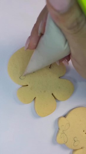 Looking for the perfect chunky gingerbread boy this holiday season? 🍪✨ This little guy was one of our best sellers last year — and for good reason! He’s part of our 12-Piece Chunky Christmas Set, a collection made for decorators who love cookies that are cute, sturdy, and so easy to decorate. If you don’t already own the set, I highly recommend grabbing it in both mini and midsize — they’re the perfect go-to for sets, hold their shape beautifully, and are a must-have for the holiday season. 🎄 