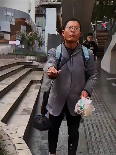🇨🇳 Chinese volunteer teacher spends all his travel expenses buying books for students.