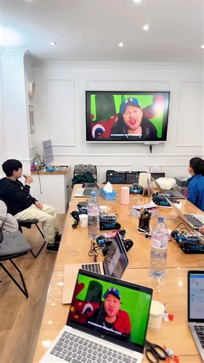 Arteque on Instagram: "🎤 Ils pensaient avoir fini leur journée… mais non. Un dernier “deal” a été lancé : 👉 terminer leur travail de codage avec sérieux… ➡️ et en échange, chanter à fond leur chanson préférée 🎶 Résultat ? 🔥 Mini concert improvisé sur “We’re On The Top” (Brainrot / Unchained) 🧱 100% vibes Minecraft 😅 0% de compréhension pour certains (M. Aron)… mais 100% d’énergie dans la salle. 🎧 Allez, qui d’autre connaît les paroles par cœur ? #brainrot #unchained #minecraft #gamingmusi