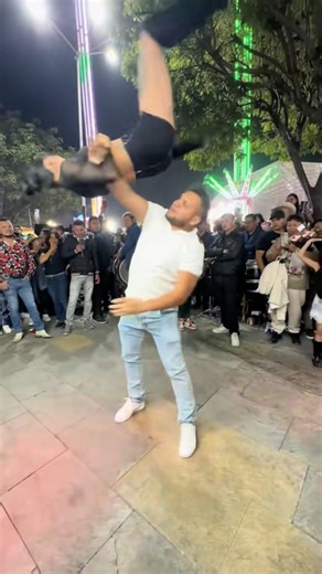 COMO LE HIZO 😳 MIRA ESTE BAILE DE QUEBRADITA 🕺🔥💃 #baile #quebradita #acrobacias #viral