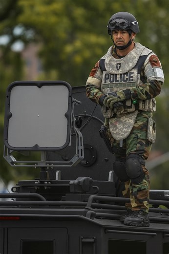 El LRAD es un dispositivo real que emite ondas sonoras tan potentes que pueden causar d0l. or y desorientación, usado para dispersar multitudes o repeler 4me. naz4s. No deja daños permanentes, pero su fuerza parece sacada de ciencia ficción. | Carlos Davila