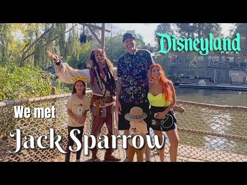 Jack Sparrow shows us the secret to unlock treasure and run! 🏴‍☠️😱 Disneyland fun with Captain Jack!