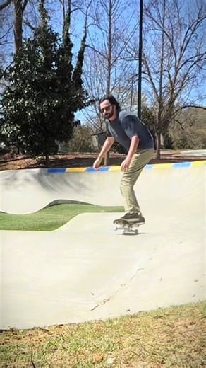 Speed Queen Bearings Test — Pump Track Run | Newnan, GA Testing the Speed Queen Bearings from Jane Doe Wheels on the pump track at NewLine Skatepark in Newnan, Georgia. Full setup I’m riding right now: 🛹 Deck: Reveal False Flag 8.5 🔥 Bearings: Jane Doe Speed Queen 🔩 Hardware: Merry Janes (Jane Doe Wheels) Super fast roll and smooth acceleration through the pump track transitions. Pump tracks expose slow bearings immediately — these kept speed the whole run. All available through Reach Distrib