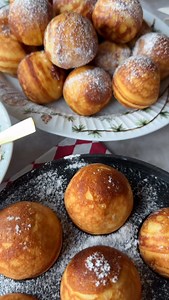 LUFTIGE, NEMME OG HJEMMELAVEDE ÆBLESKIVER – LIGE SOM MORMOR LAVEDE DEM Der er få ting, der dufter så meget af december som en portion friskbagte æbleskiver. Og denne opskrift er én af de bedste, jeg kender – både nem, hurtig og fyldt med gammeldags charme. Æbleskiverne bliver dejligt luftige og smager skønt af vanilje og kardemomme, som passer perfekt til en kop gløgg eller varm kakao. Kærnemælken og natron giver dem en blød og let syrlig smag, som minder mig om dem, min mormor lavede, da jeg va