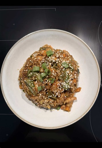 Riz sauté aux crevettes 🍚🦐 Riz déjà cuit Crevettes ou toute autre source de protéines Les légumes que vous avez dans le frigo Sauce soja sucrée, salée et sauce huître Oignons verts Flocons de piments En vrai, mixez tout ce que vous voulez, c’est toujours bon 😌 #riz #rizsauté #recetterapide #cuisinesaine #ideerepas