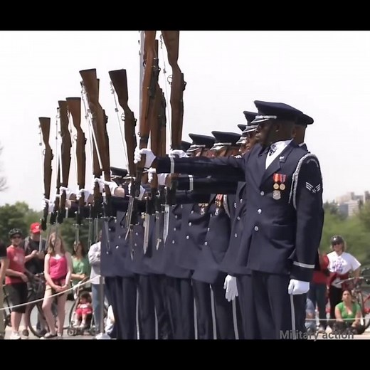 US Powerful Army Exercise Soldiers Hanging with Guns in Training. #army #soldier