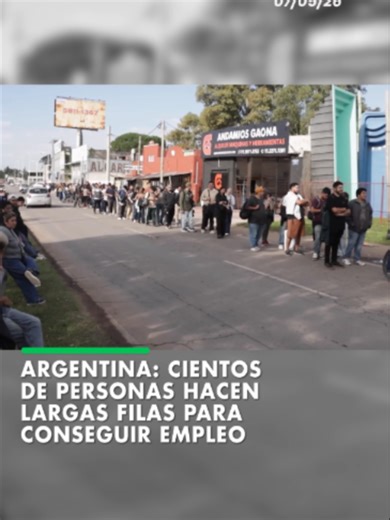 Cientos de personas llegaron hasta una empresa, en la provincia de Buenos Aires, buscando una oportunidad laboral en medio de la crisis que vive Argentina. Con hojas de vida en mano, los postulantes rodearon las instalaciones de la fábrica y esperaron por horas para ser entrevistados. #ELDEBER #Información #CrisisEconómica #Empleo #Argentina 📹 Viory