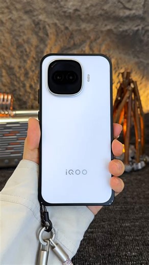 iQOO Z11 Turbo features a spring-loaded buckle design, an all-aluminum alloy body, easy assembly.