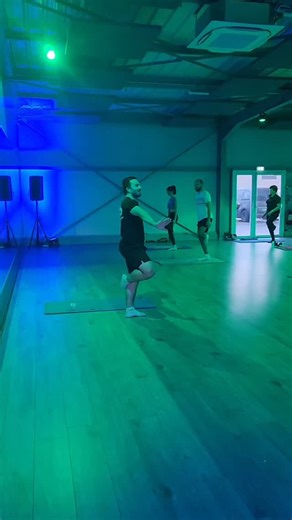 💨 On respire, et on se renforce en douceur ! 🧘‍♂️ Le YAKO ATTITUDE, c'est un travail complet de renforcement, de souplesse et d'équilibre, pour se (re)connecter avec son corps. Un cours idéal pour se prendre en main et ressortir avec l'esprit léger et de belles sensations ! ⏱️ Les 24H FITNESS, c'est vendredi à 12h45, et il y aura de l'ATTITUDE aussi ! | L'Orange Bleue Aizenay