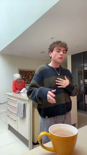 Peoples on Instagram: "Tom King 👑 his new single "The Door" #goingviral #tomking #unreleased #peoplesretailtherapy #simoncowell #mikehawksworthmusic @simoncowell"