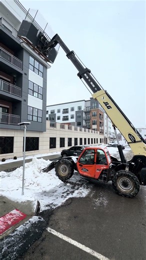 Unloading wiremesh cages #construction #viral #helpmemakethismakesense #newyork