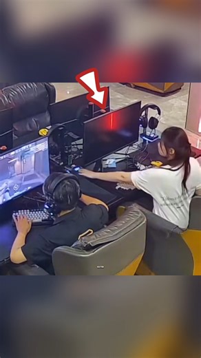 BEGINILAH KALAU CEWEK MAIN GAME DI WARNET