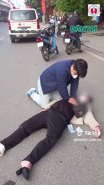 Khoảnh khắc bác sĩ ép tim ngay trên đường ở Hà Nội cứu sống nam thanh niên #dantrinews #xuhuong #LearnOnTikTok