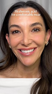 Pores, fine lines, imperfections? Instantly blurred. Keep it that way all day with iconic powder that sets makeup for 16HRs. | Laura Mercier