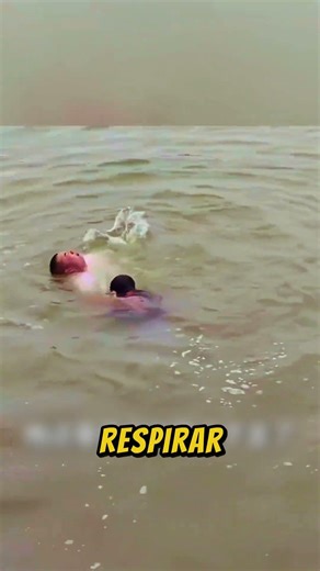 Three people jumped into the water to rescue two others who were drowning 😥