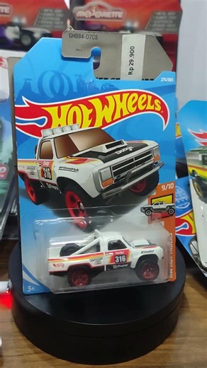 Hotwheels 67 Jeepster Commando VS 87 Dodge D100 #hotwheels #hotwheelscars #hotwheelscollector