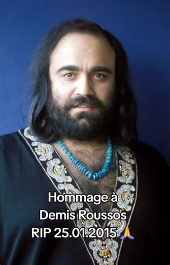 Hommage à Demis Roussos né le 15 juin 1946 à Alexandrie, Égypte et mort le 25 janvier 2015 à Athènes, Grèce à l'âge de 68 ans des suites d'un cancer de l'estomac, du pancréas et du foie. Il est inhumée dans le premier cimetière d'Athènes. #fyp #pourtoi #deces #demisroussos #hommage