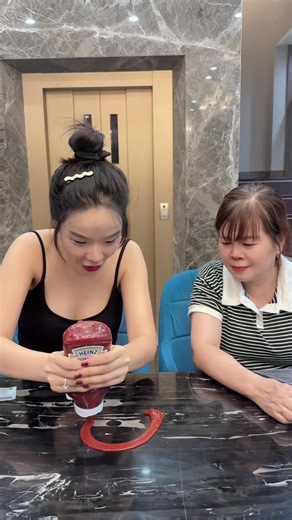 Uây nay mẹ mình lấy tiền nhanh tay thíaaaaaaaa | mom give me some money please