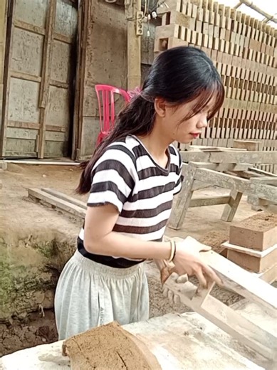 Cewek Mencetak Bata: Cewek Kerja Cetak Batako Batu Merah