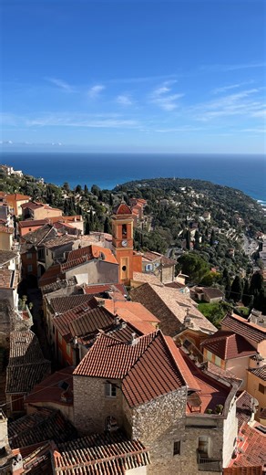 Cap sur les hauteurs de Roquebrune-Cap-Martin 🏰 ✨ Dominant la Méditerranée, ce château chargé d’histoire offre une vue à couper le souffle… et un décor digne d’un conte ! Vous l’avez déjà visité ? Dites-nous ce qui vous a le plus marqué 🤩 ——————————— Head to the heights of Roquebrune-Cap-Martin 🏰 ✨ Overlooking the Mediterranean, this history-filled castle offers a breathtaking view… and a setting straight out of a fairytale! Have you visited it? Tell us what struck you the most 🤩 📍Roquebrun