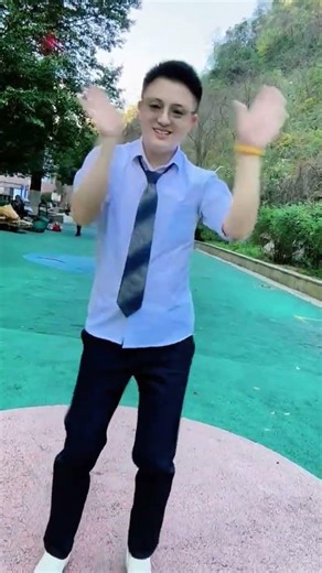 永恒的优雅：在广场舞中感受帅气