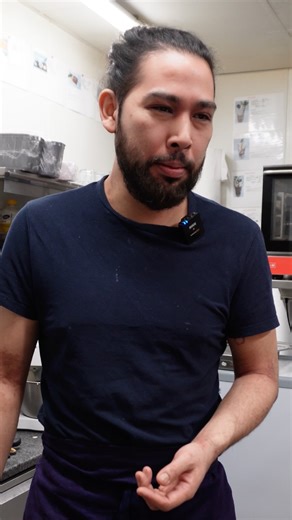 Cookorico | Tu bosses dans l’hôtellerie-restauration ? on Instagram: "On ouvre le débat : Pour ou contre porter des gants en cuisine ? 🧤 Pour Charles, Chef de cuisine, c’est mitigé… 👉 En plein service, selon lui, c’est impensable : « Je préfère sans gants et avec des lavages de mains réguliers. Tout va trop vite et on n’a pas le temps de changer de gants, surtout quand les mains sont mouillées. » « On touche tellement d’aliments différents que, si on veut être vraiment propre, mieux vaut se la