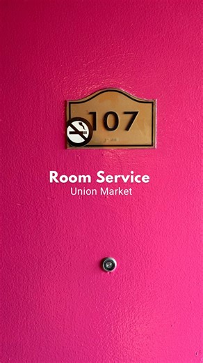 A former Motel 6 in @unionmarketdc has transformed into a FREE pop-up design showcase, and it is one of the cooler space activations I’ve seen since living in DC. Over two weekends in October, a stellar lineup of interior designers, creatives, craftsmen and home goods purveyors have been given the keys and full creative license to transform their rooms. Each room takeover tells its own unique story and offers distinct style inspiration. Room Service is open to the public, free of charge. Some de